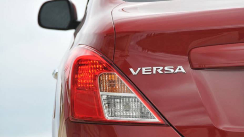 O nome Versa &eacute; in&eacute;dito no Brasil | <a href="https://preprod.quatrorodas.abril.com.br/carros/lancamentos/nissan-versa-644769.shtml" rel="migration">Leia mais</a>
