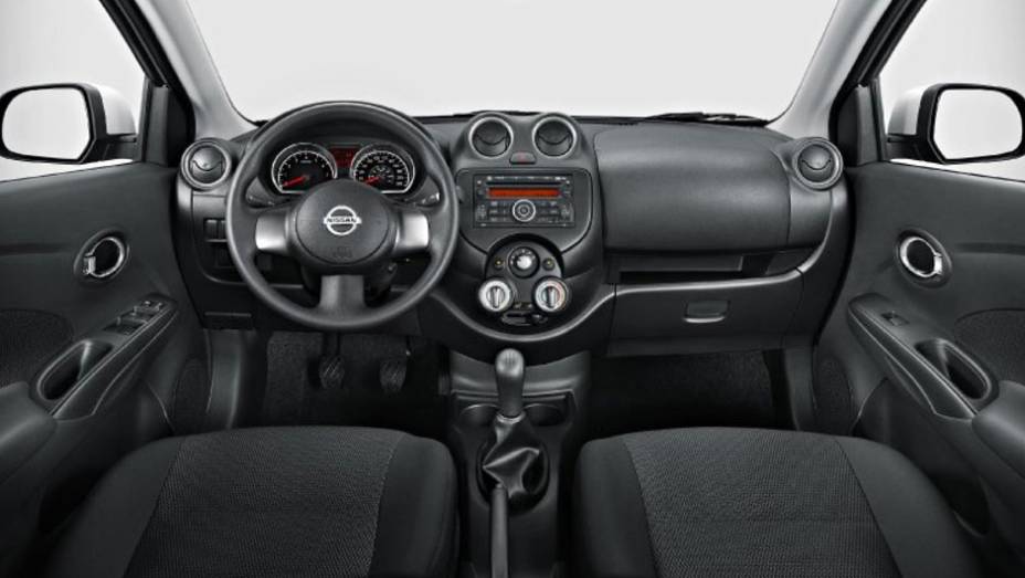 Interior tem visual simples, mas funcional | <a href="https://preprod.quatrorodas.abril.com.br/carros/lancamentos/nissan-versa-644769.shtml" rel="migration">Leia mais</a>