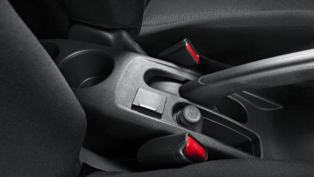No console central, entrada auxiliar e tomada 12V | <a href="https://preprod.quatrorodas.abril.com.br/carros/lancamentos/nissan-versa-644769.shtml" rel="migration">Leia mais</a> No console central, entrada auxiliar e tomada 12V | <a href="https://preprod.quatrorodas.abril.com.br/carros/lancamentos/nissan-versa-644769.shtml" rel="migration">Leia mais</a>