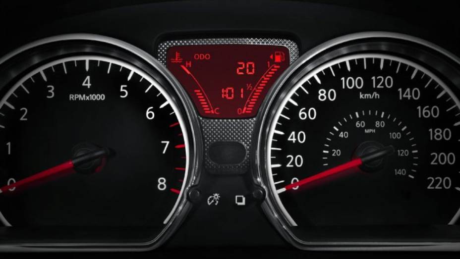 O painel oferece f&aacute;cil leitura | <a href="https://preprod.quatrorodas.abril.com.br/carros/lancamentos/nissan-versa-644769.shtml" rel="migration">Leia mais</a>