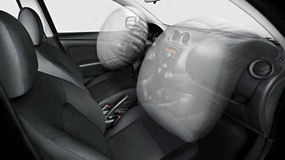Airbag duplo é de série desde a versão básica | <a href="https://preprod.quatrorodas.abril.com.br/carros/lancamentos/nissan-versa-644769.shtml" rel="migration">Leia mais</a>