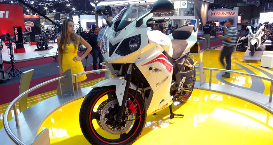 Modelo começa a ser vendido em fevereiro de 2012 | <a href="https://preprod.quatrorodas.abril.com.br/moto/noticias/dafra-mostra-daelim-roadwin-250r-642149.shtml" rel="migration">Leia mais</a>