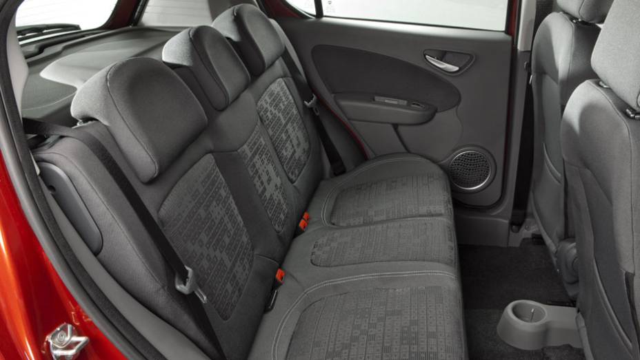 Maior entre-eixos permite mais espaço para os ocupantes traseiros. <a href="https://preprod.quatrorodas.abril.com.br/carros/lancamentos/novo-fiat-palio-645462.shtml" rel="migration">Leia mais</a> Maior entre-eixos permite mais espaço para os ocupantes traseiros. <a href="https://preprod.quatrorodas.abril.com.br/carros/lancamentos/novo-fiat-palio-645462.shtml" rel="migration">Leia mais</a>