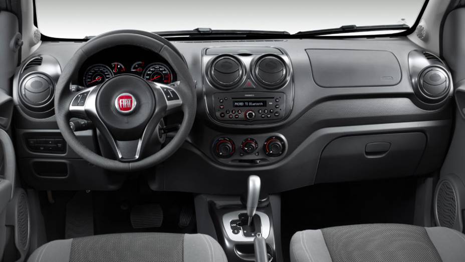 Versão conta com detalhes em cinza no console e pode ter câmbio Dualogic. <a href="https://preprod.quatrorodas.abril.com.br/carros/lancamentos/novo-fiat-palio-645462.shtml" rel="migration">Leia mais</a>