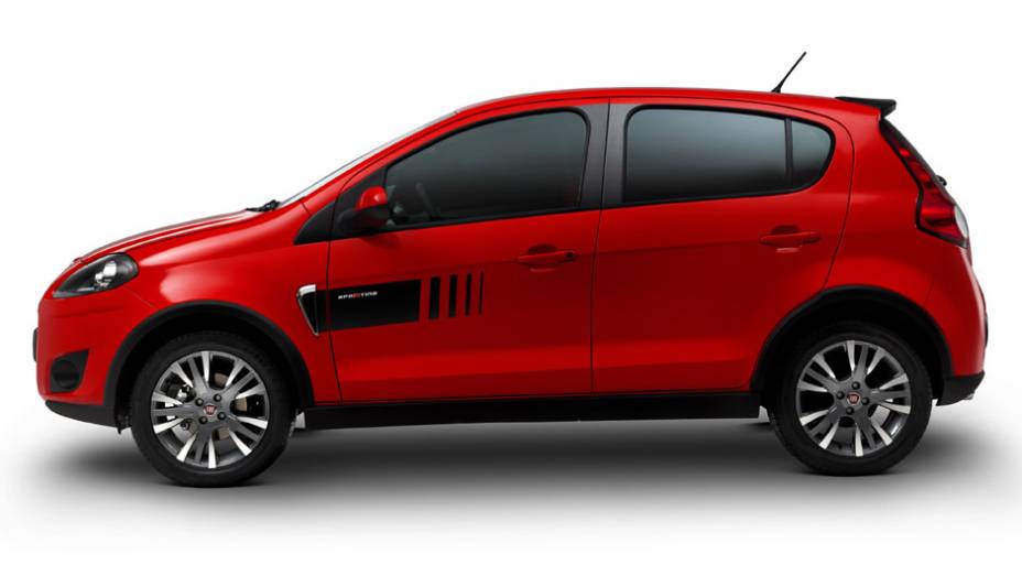 Saias laterais fazem parte do kit aerodinâmico... <a href="https://preprod.quatrorodas.abril.com.br/carros/lancamentos/novo-fiat-palio-645462.shtml" rel="migration">Leia mais</a>