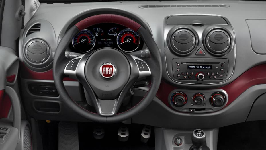 Friso vermelho no console identifica a versão. <a href="https://preprod.quatrorodas.abril.com.br/carros/lancamentos/novo-fiat-palio-645462.shtml" rel="migration">Leia mais</a> Friso vermelho no console identifica a versão. <a href="https://preprod.quatrorodas.abril.com.br/carros/lancamentos/novo-fiat-palio-645462.shtml" rel="migration">Leia mais</a>