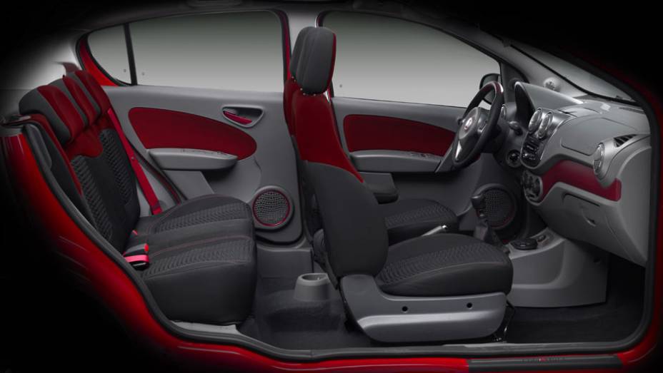 Bancos e paineis das portas ressaltam esportividade. <a href="https://preprod.quatrorodas.abril.com.br/carros/lancamentos/novo-fiat-palio-645462.shtml" rel="migration">Leia mais</a> Bancos e paineis das portas ressaltam esportividade. <a href="https://preprod.quatrorodas.abril.com.br/carros/lancamentos/novo-fiat-palio-645462.shtml" rel="migration">Leia mais</a>