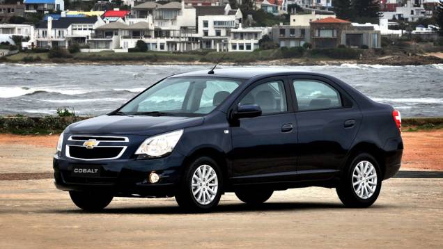 O desenho da frente segue a tendência de estilo mundial da Chevrolet. <a href="https://preprod.quatrorodas.abril.com.br/carros/lancamentos/chevrolet-cobalt-645517.shtml" rel="migration">Leia mais</a> O desenho da frente segue a tendência de estilo mundial da Chevrolet. <a href="https://preprod.quatrorodas.abril.com.br/carros/lancamentos/chevrolet-cobalt-645517.shtml" rel="migration">Leia mais</a>