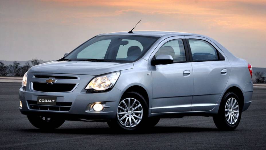 Far&oacute;is grandes e grade cortada por uma barra horizontal: o Cobalt tem o DNA Chevrolet. <a href="https://preprod.quatrorodas.abril.com.br/carros/lancamentos/chevrolet-cobalt-645517.shtml" rel="migration">Leia mais</a>