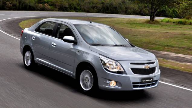 Parece, mas não é: parentesco com o Agile fica só no visual <a href="https://preprod.quatrorodas.abril.com.br/carros/lancamentos/chevrolet-cobalt-645517.shtml" rel="migration">Leia mais</a> Parece, mas não é: parentesco com o Agile fica só no visual <a href="https://preprod.quatrorodas.abril.com.br/carros/lancamentos/chevrolet-cobalt-645517.shtml" rel="migration">Leia mais</a>