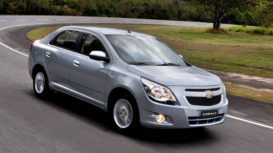 Parece, mas n&atilde;o &eacute;: parentesco com o Agile fica s&oacute; no visual <a href="https://preprod.quatrorodas.abril.com.br/carros/lancamentos/chevrolet-cobalt-645517.shtml" rel="migration">Leia mais</a>