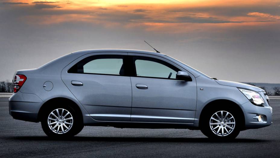 Lateral tem linha de cintura alta e janelas pequenas <a href="https://preprod.quatrorodas.abril.com.br/carros/lancamentos/chevrolet-cobalt-645517.shtml" rel="migration">Leia mais</a>
