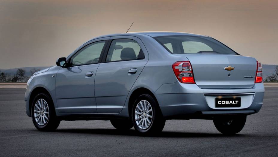 Os vincos tentam dar um ar requintado ao desenho do Cobalt <a href="https://preprod.quatrorodas.abril.com.br/carros/lancamentos/chevrolet-cobalt-645517.shtml" rel="migration">Leia mais</a>