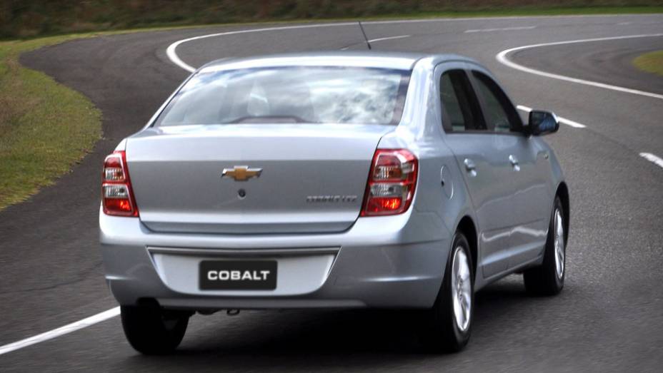 No mercado, o Cobalt vai encarar a concorr&ecirc;ncia de Nissan Versa e Renault Logan <a href="https://preprod.quatrorodas.abril.com.br/carros/lancamentos/chevrolet-cobalt-645517.shtml" rel="migration">Leia mais</a>