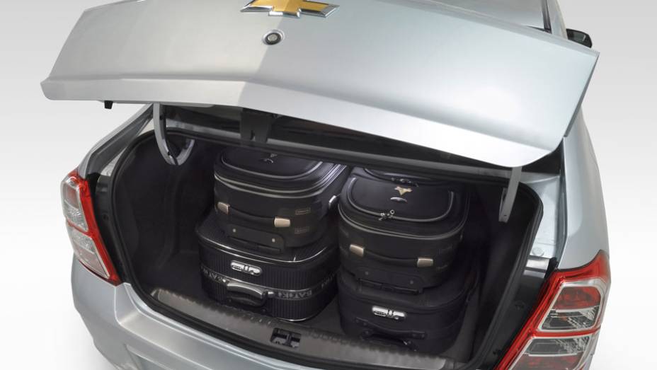 O forte do Cobalt &eacute; o espa&ccedil;o: o porta-malas leva mais de 500 litros <a href="https://preprod.quatrorodas.abril.com.br/carros/lancamentos/chevrolet-cobalt-645517.shtml" rel="migration">Leia mais</a>