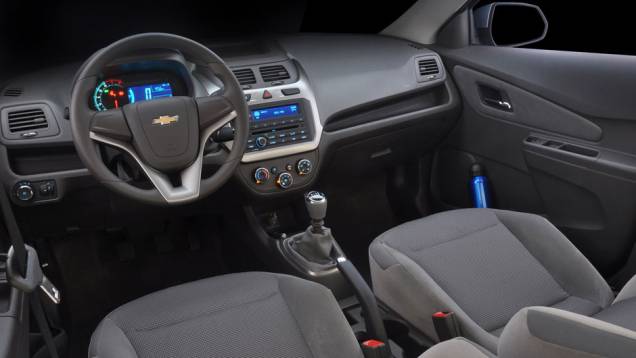 Se por fora o Cobalt lembra o Agile, por dentro ele tem personalidade própria e bom acabamento <a href="https://preprod.quatrorodas.abril.com.br/carros/lancamentos/chevrolet-cobalt-645517.shtml" rel="migration">Leia mais</a> Se por fora o Cobalt lembra o Agile, por dentro ele tem personalidade própria e bom acabamento <a href="https://preprod.quatrorodas.abril.com.br/carros/lancamentos/chevrolet-cobalt-645517.shtml" rel="migration">Leia mais</a>