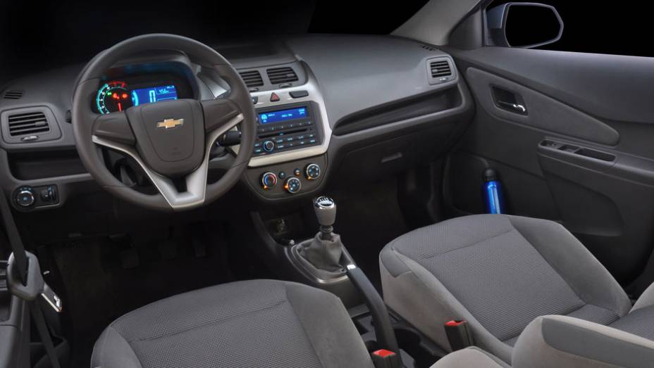 Se por fora o Cobalt lembra o Agile, por dentro ele tem personalidade pr&oacute;pria e bom acabamento <a href="https://preprod.quatrorodas.abril.com.br/carros/lancamentos/chevrolet-cobalt-645517.shtml" rel="migration">Leia mais</a>