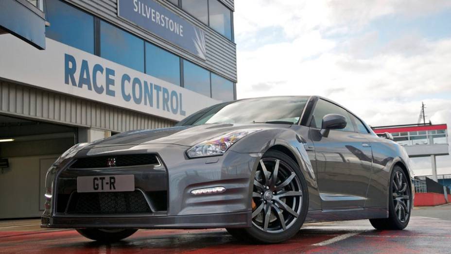 Nos Estados Unidos, ele ser&aacute; vendido como GT-R 2013 | <a href="https://preprod.quatrorodas.abril.com.br/noticias/nissan-faz-melhorias-gt-r-306767_p.shtml" rel="migration">Leia mais</a>