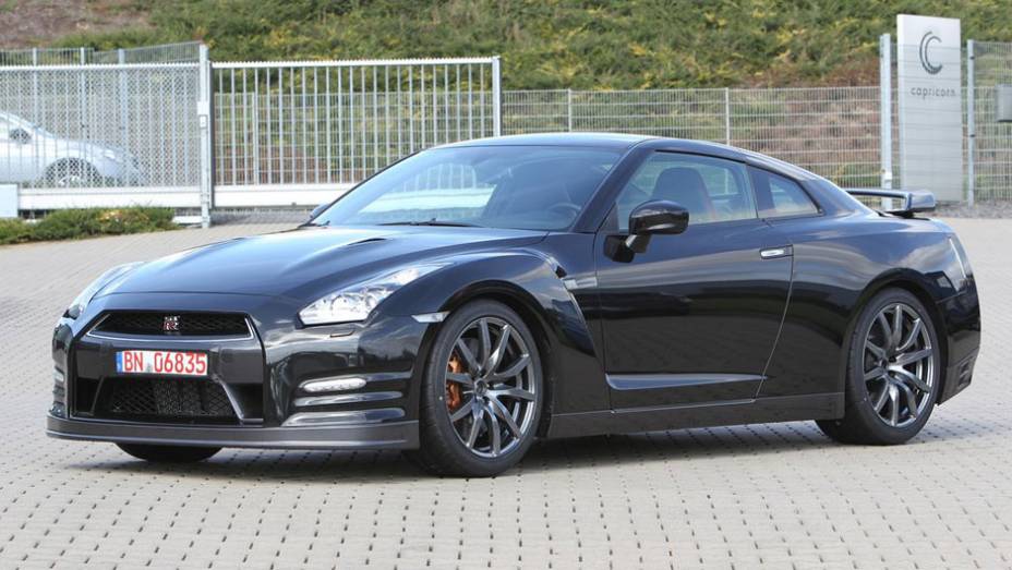 Outra novidade &eacute; o ajuste de suspens&atilde;o assim&eacute;trica para ve&iacute;culos com volante no lado direito | <a href="https://preprod.quatrorodas.abril.com.br/noticias/nissan-faz-melhorias-gt-r-306767_p.shtml" rel="migration">Leia mais</a>