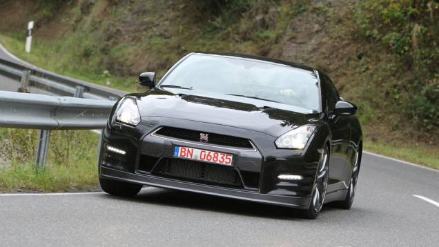 Carroceria conta com melhor rigidez torcional | <a href="https://preprod.quatrorodas.abril.com.br/noticias/nissan-faz-melhorias-gt-r-306767_p.shtml" rel="migration">Leia mais</a> Carroceria conta com melhor rigidez torcional | <a href="https://preprod.quatrorodas.abril.com.br/noticias/nissan-faz-melhorias-gt-r-306767_p.shtml" rel="migration">Leia mais</a>