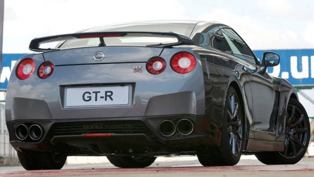 <a href="https://preprod.quatrorodas.abril.com.br/noticias/nissan-faz-melhorias-gt-r-306767_p.shtml" rel="migration">Leia mais</a> <a href="https://preprod.quatrorodas.abril.com.br/noticias/nissan-faz-melhorias-gt-r-306767_p.shtml" rel="migration">Leia mais</a>