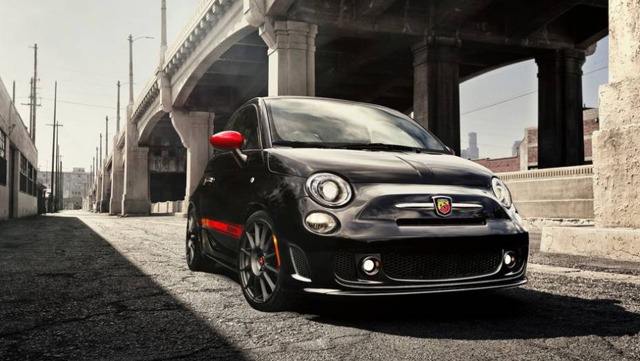 Modelo foi apresentado no Salão de Los Angeles | <a href="https://preprod.quatrorodas.abril.com.br/reportagens/salao/fiat-500-abarth-646523.shtml" rel="migration">Leia mais</a>