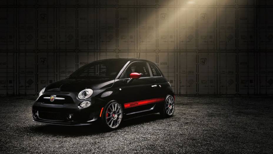 Modelo possui detalhes laterais em preto, branco ou vermelho | <a href="https://preprod.quatrorodas.abril.com.br/reportagens/salao/fiat-500-abarth-646523.shtml" rel="migration">Leia mais</a>