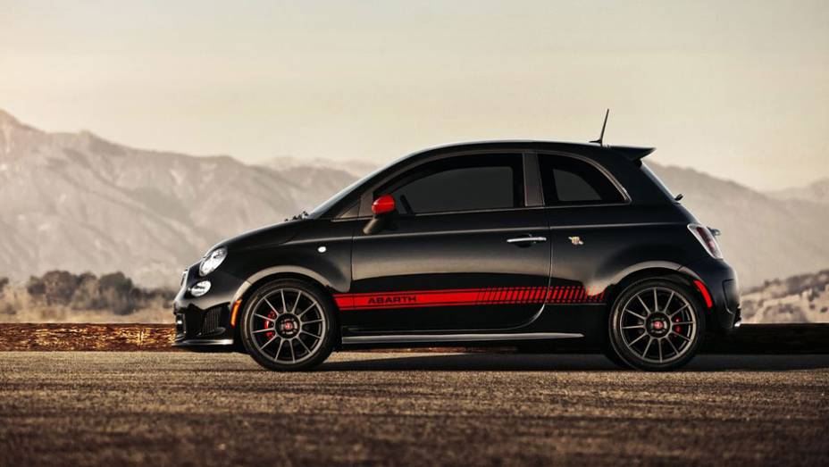 Apesar de seu tamanho, carrinho desenvolve grande potência | <a href="https://preprod.quatrorodas.abril.com.br/reportagens/salao/fiat-500-abarth-646523.shtml" rel="migration">Leia mais</a>