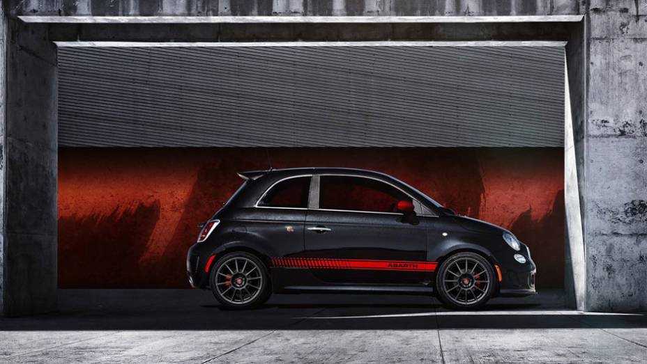 160 cavalos movem o Abarth | <a href="https://preprod.quatrorodas.abril.com.br/reportagens/salao/fiat-500-abarth-646523.shtml" rel="migration">Leia mais</a>