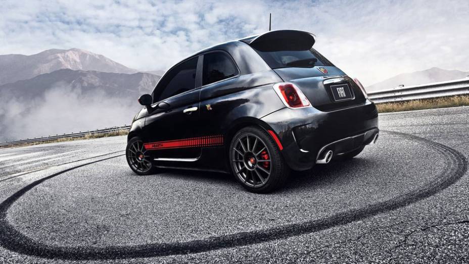 Sua vers&atilde;o de entrada conta com motor aspirado, 1.4 MultiAir | <a href="https://preprod.quatrorodas.abril.com.br/reportagens/salao/fiat-500-abarth-646523.shtml" rel="migration">Leia mais</a>