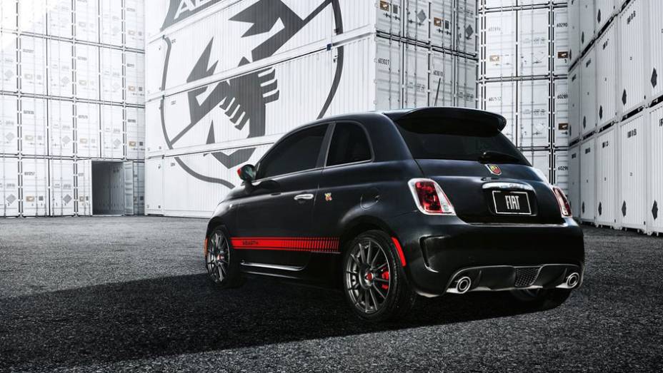 Opção turbo conta com melhorias e suspensão revisada | <a href="https://preprod.quatrorodas.abril.com.br/reportagens/salao/fiat-500-abarth-646523.shtml" rel="migration">Leia mais</a>