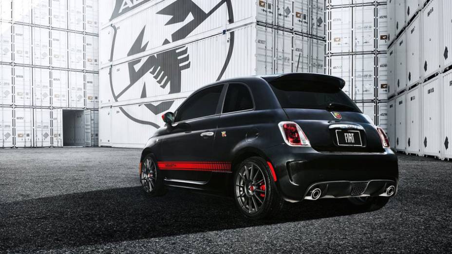 Op&ccedil;&atilde;o turbo conta com melhorias e suspens&atilde;o revisada | <a href="https://preprod.quatrorodas.abril.com.br/reportagens/salao/fiat-500-abarth-646523.shtml" rel="migration">Leia mais</a>