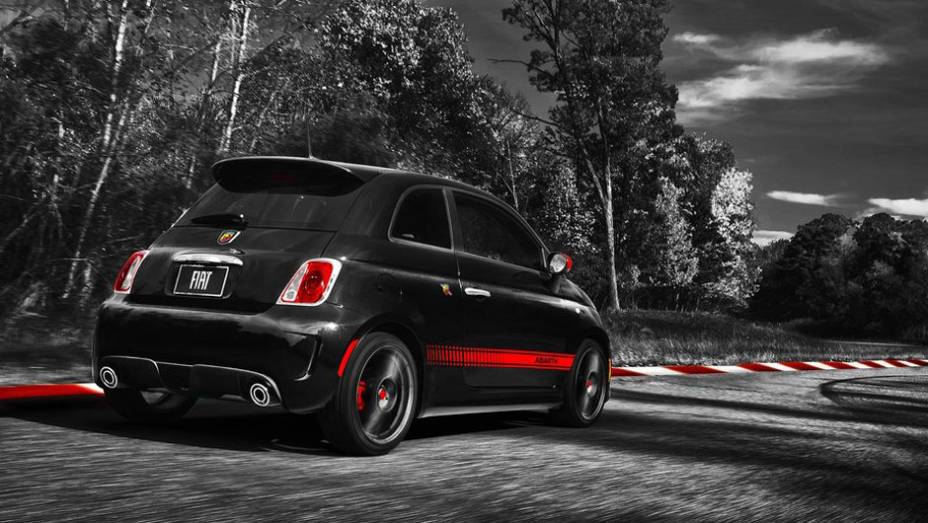 Vers&atilde;o topo de linha tamb&eacute;m tem pin&ccedil;as de freio em vermelho | <a href="https://preprod.quatrorodas.abril.com.br/reportagens/salao/fiat-500-abarth-646523.shtml" rel="migration">Leia mais</a>