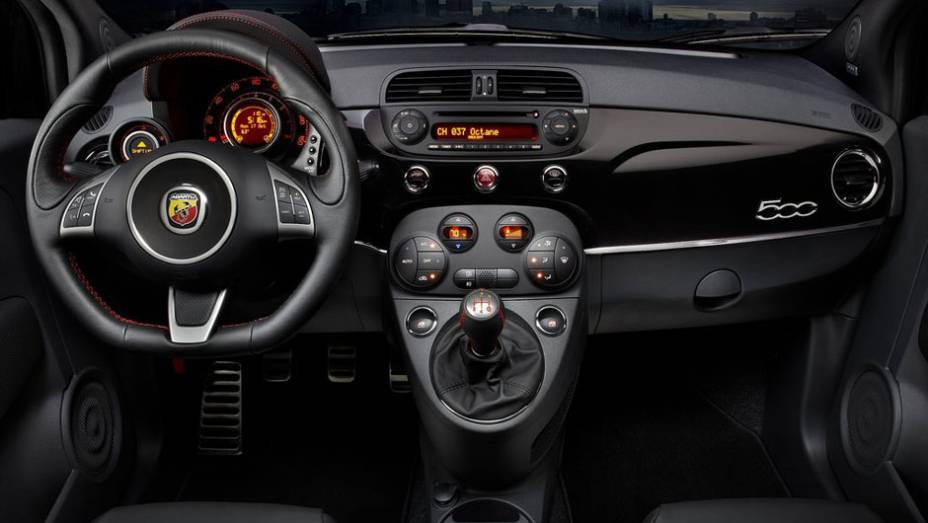 Internamente, Abarth conta com sistema de Bluetooth e navegação | <a href="https://preprod.quatrorodas.abril.com.br/reportagens/salao/fiat-500-abarth-646523.shtml" rel="migration">Leia mais</a>