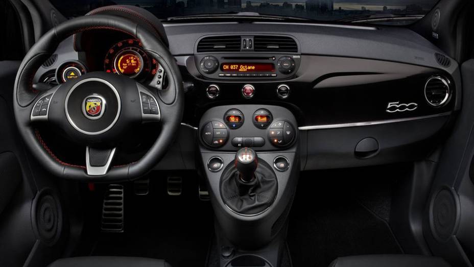 Internamente, Abarth conta com sistema de Bluetooth e navega&ccedil;&atilde;o | <a href="https://preprod.quatrorodas.abril.com.br/reportagens/salao/fiat-500-abarth-646523.shtml" rel="migration">Leia mais</a>