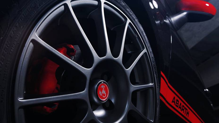 Detalhes das pinças em vermelho, opcionais | <a href="https://preprod.quatrorodas.abril.com.br/reportagens/salao/fiat-500-abarth-646523.shtml" rel="migration">Leia mais</a>