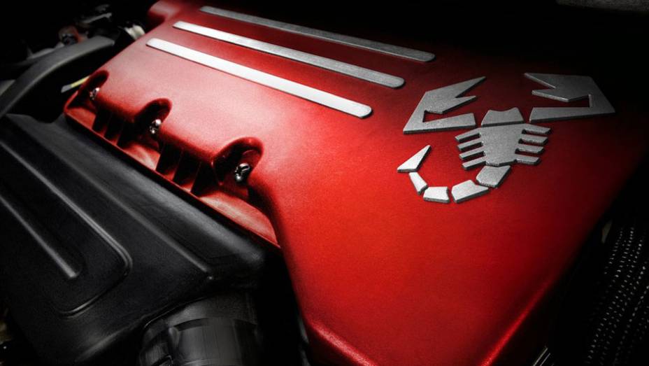 Logotipo do Abarth estampado no motor | <a href="https://preprod.quatrorodas.abril.com.br/reportagens/salao/fiat-500-abarth-646523.shtml" rel="migration">Leia mais</a>