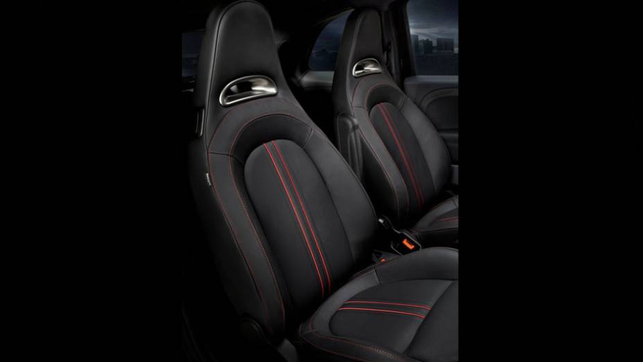 Bancos em couro d&atilde;o mais conforto ao carrinho | <a href="https://preprod.quatrorodas.abril.com.br/reportagens/salao/fiat-500-abarth-646523.shtml" rel="migration">Leia mais</a>
