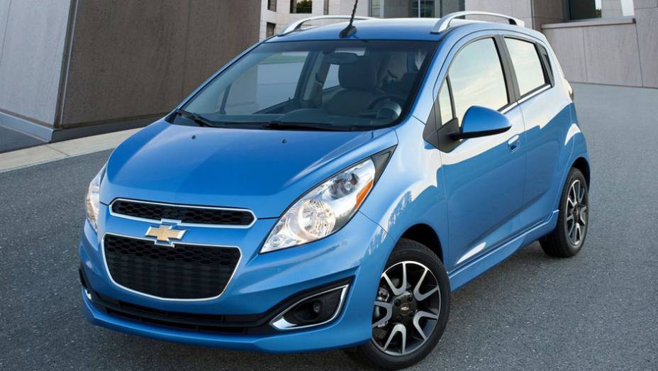 Modelo é um pouco menor que o subcompacto Sonic | <a href="https://preprod.quatrorodas.abril.com.br/reportagens/salao/chevrolet-spark-646704.shtml" rel="migration">Leia mais</a>