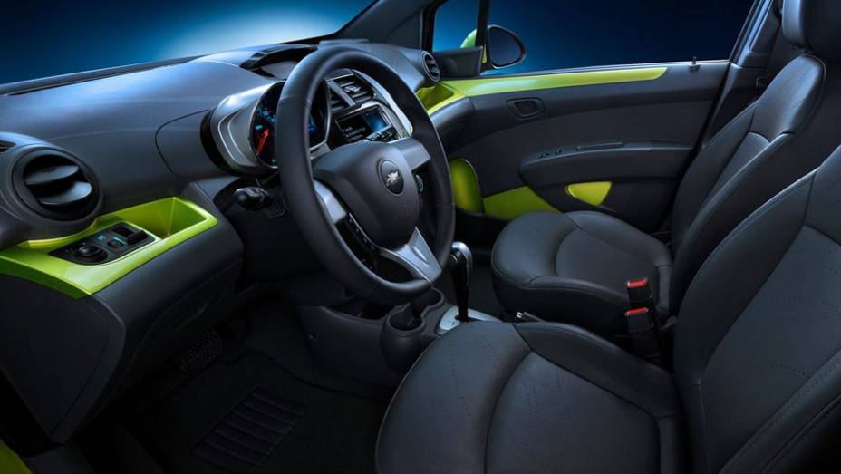 Detalhes coloridos comp&ocirc;em o painel | <a href="https://preprod.quatrorodas.abril.com.br/reportagens/salao/chevrolet-spark-646704.shtml" rel="migration">Leia mais</a>