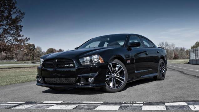 Preto é outra opção de cor, com detalhes em branco | <a href="https://preprod.quatrorodas.abril.com.br/salao-do-automovel/2012/carros/charger-srt8-super-bee-703995.shtml" rel="migration">Leia mais</a> Preto é outra opção de cor, com detalhes em branco | <a href="https://preprod.quatrorodas.abril.com.br/salao-do-automovel/2012/carros/charger-srt8-super-bee-703995.shtml" rel="migration">Leia mais</a>