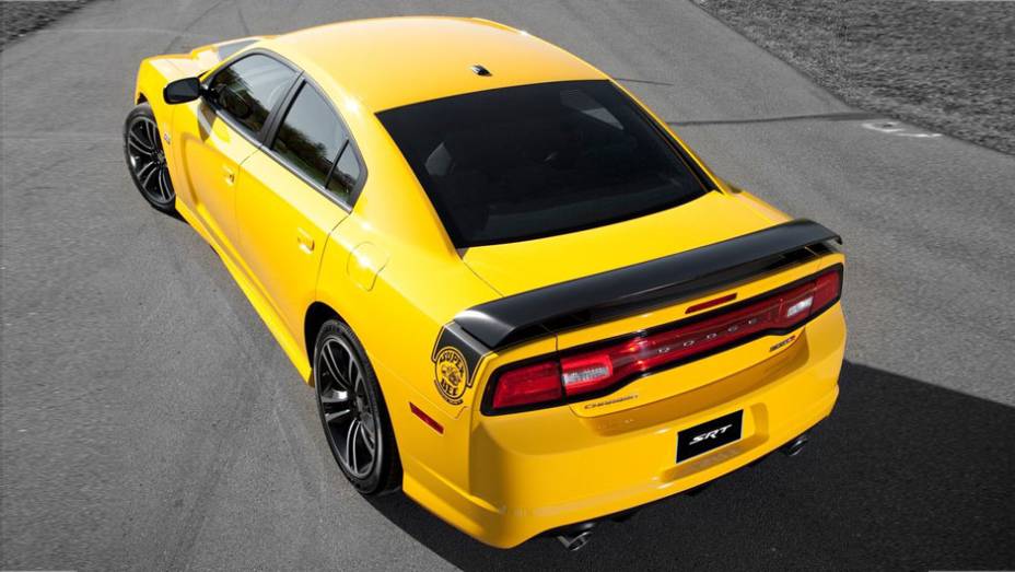 Spoiler traseiro na cor preta é uma das novidades | <a href="https://preprod.quatrorodas.abril.com.br/salao-do-automovel/2012/carros/charger-srt8-super-bee-703995.shtml" rel="migration">Leia mais</a>