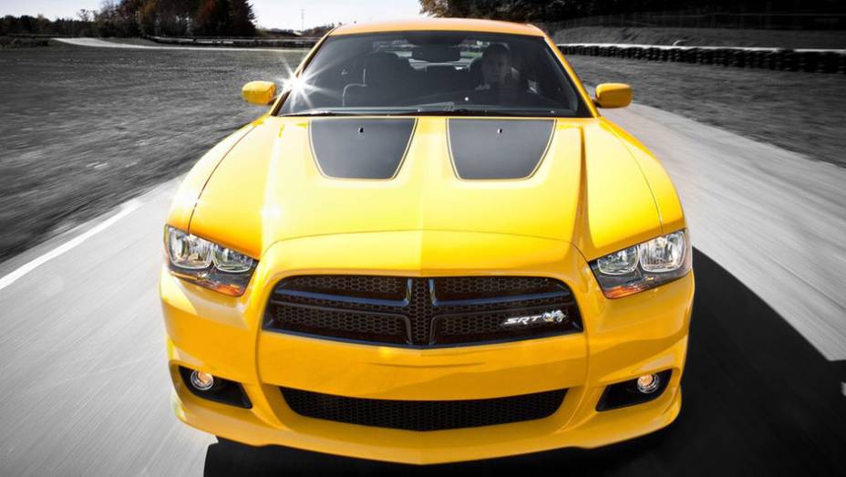 Frente do Super Bee se destaca pelas listras marcantes | <a href="https://preprod.quatrorodas.abril.com.br/salao-do-automovel/2012/carros/charger-srt8-super-bee-703995.shtml" rel="migration">Leia mais</a>