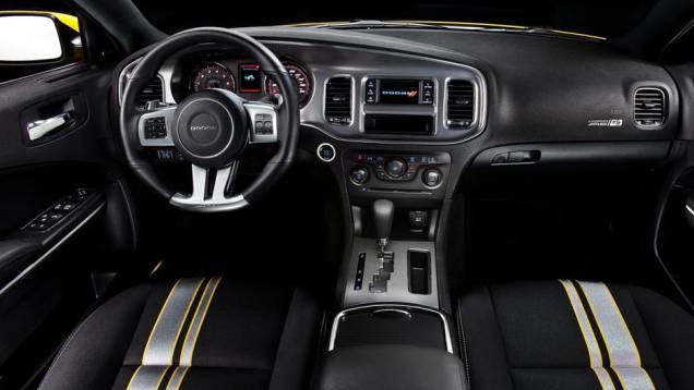 Assentos contam com detalhes em amarelo e prata | <a href="https://preprod.quatrorodas.abril.com.br/salao-do-automovel/2012/carros/charger-srt8-super-bee-703995.shtml" rel="migration">Leia mais</a> Assentos contam com detalhes em amarelo e prata | <a href="https://preprod.quatrorodas.abril.com.br/salao-do-automovel/2012/carros/charger-srt8-super-bee-703995.shtml" rel="migration">Leia mais</a>