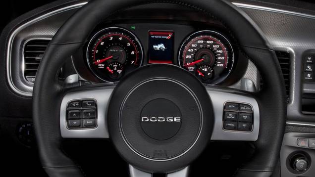 Interior conta com materiais de alta qualidade | <a href="https://preprod.quatrorodas.abril.com.br/salao-do-automovel/2012/carros/charger-srt8-super-bee-703995.shtml" rel="migration">Leia mais</a> Interior conta com materiais de alta qualidade | <a href="https://preprod.quatrorodas.abril.com.br/salao-do-automovel/2012/carros/charger-srt8-super-bee-703995.shtml" rel="migration">Leia mais</a>