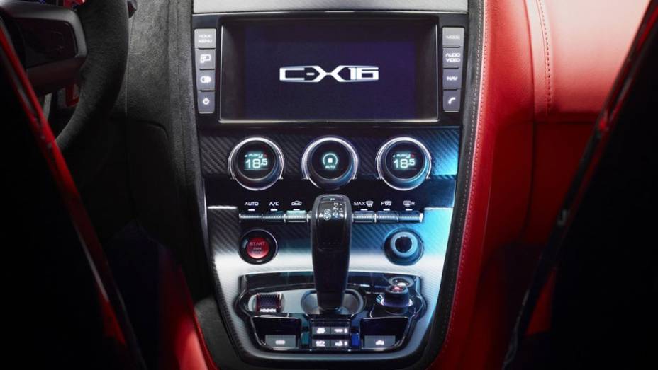 Detalhe do painel do C-X16 | <a href="https://preprod.quatrorodas.abril.com.br/reportagens/salao/jaguar-c-x16-646589.shtml" rel="migration">Leia mais</a>