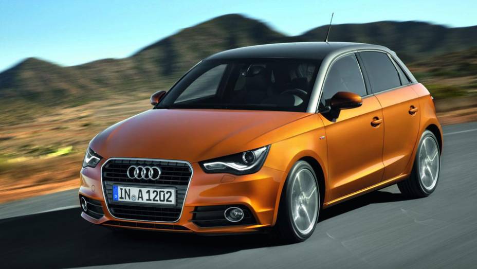O A1 Sportback &eacute; mais largo e mais alto que o modelo com duas portas | <a href="https://preprod.quatrorodas.abril.com.br/carros/lancamentos/audi-a1-sportback-646768.shtml" rel="migration">Leia mais</a>