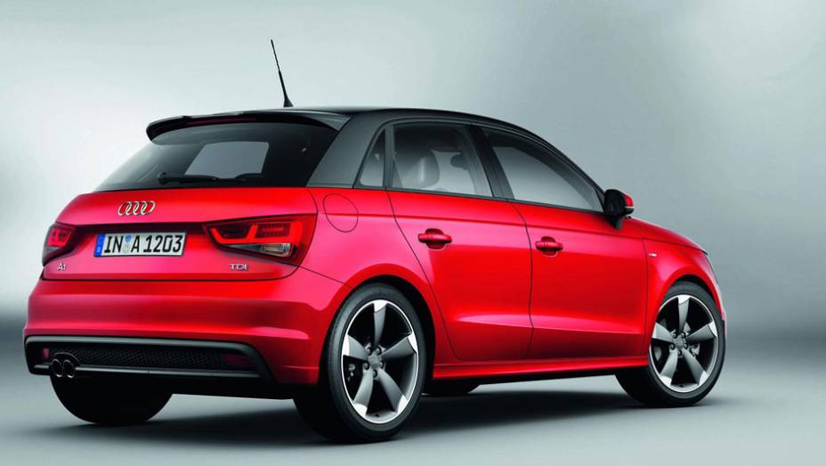 O teto e o arco que acompanha as janelas podem ser pintados de preto | <a href="https://preprod.quatrorodas.abril.com.br/carros/lancamentos/audi-a1-sportback-646768.shtml" rel="migration">Leia mais</a>