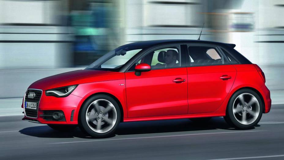 As rodas de liga leve do pacote S-Line incrementam o visual | <a href="https://preprod.quatrorodas.abril.com.br/carros/lancamentos/audi-a1-sportback-646768.shtml" rel="migration">Leia mais</a>