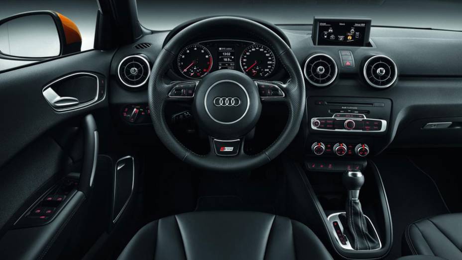 O interior pode receber acabamento em couro preto ou em dois tons | <a href="https://preprod.quatrorodas.abril.com.br/carros/lancamentos/audi-a1-sportback-646768.shtml" rel="migration">Leia mais</a>